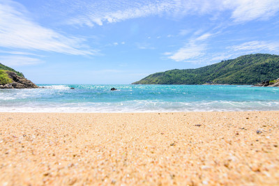 海滩上美丽的波浪，清澈的海水