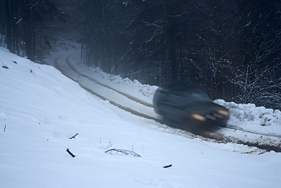 车停在雪