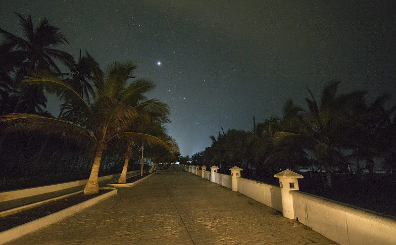 在帕斯夸莱斯的海滩上，星星在malecon上空闪烁。