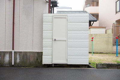 沿街道、墙和门的人行道