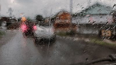 雨露落在挡风玻璃上
