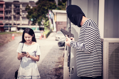小偷企图在公共场所行窃