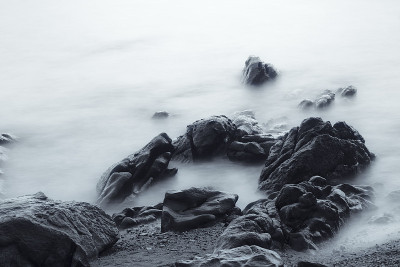 黑白海景长探索者为软运动水和石头