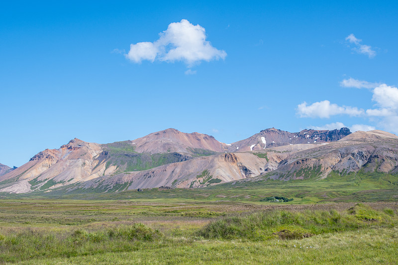 冰岛Borgarfjordur的Hvitihnjukur和Stadarfjall山