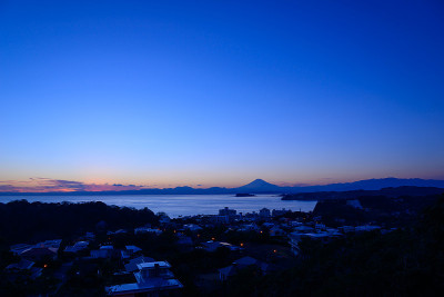 黄昏中的Enoshima和富士山