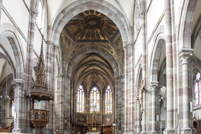 Obernai。圣皮埃尔和保罗教堂的内部，阿尔萨斯，莱茵河下游。是伟大的