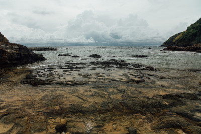 悬崖是海景。风暴的天空,力量。海里的石头