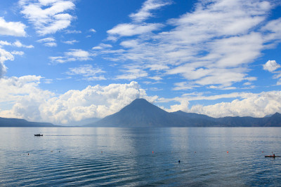 危地马拉的阿提特兰湖和火山