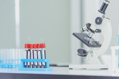 科学家covid-19病毒抗体研究实验室研究实验生物技术培养病毒疫苗。科学家看显微镜实验实验室科学试