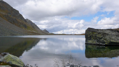 山上有湖石和倒影的景观