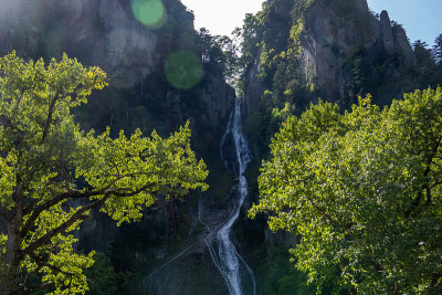 瀑布穿过岩石
