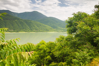 山湖在高加索山脉