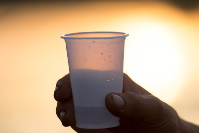 夕阳西下，手里拿着酒杯