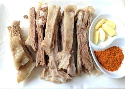 新鲜的红椒蒜炖羊肉