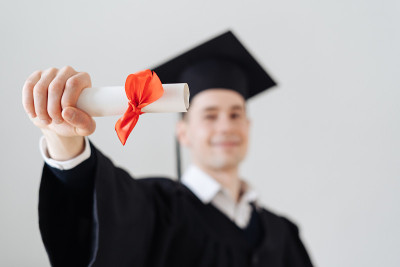 白种年轻人非常兴奋地接受他的学士学位