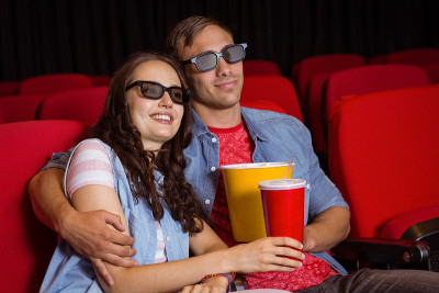 一对年轻夫妇在看3d电影