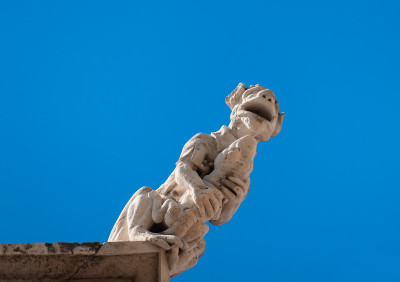 令人惊叹的滴水嘴在Llotja de la Seda(中世纪丝绸交易所)，一个晚期的瓦伦西亚哥特式民