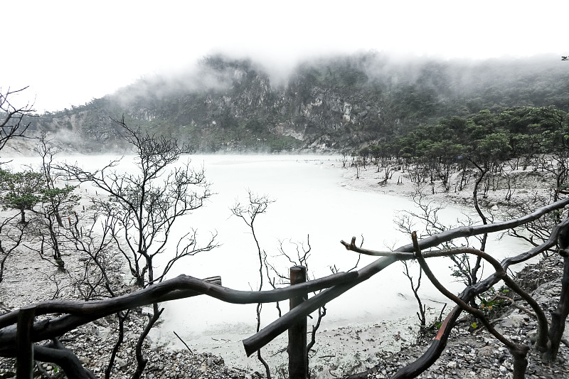 美丽而朦胧的白色火山口与绿色的硫酸水