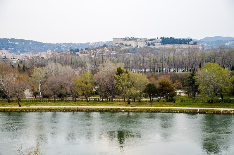 罗纳河和远处的风景，堡圣安德烈，阿维尼翁，法国普罗旺斯