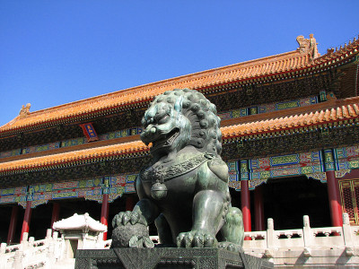 北京紫禁城入口处的青铜狮子雕像