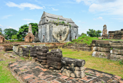 泰国龙武里的废墟寺庙