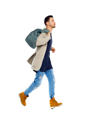 一个带着绿色袋子跑步的男人的侧视图。