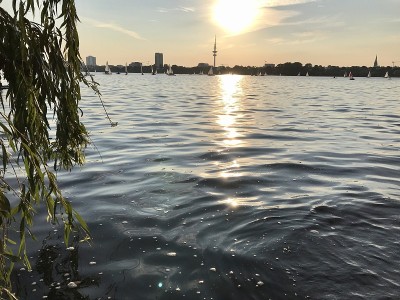 汉堡的天际线和太阳下的阿尔斯特湖