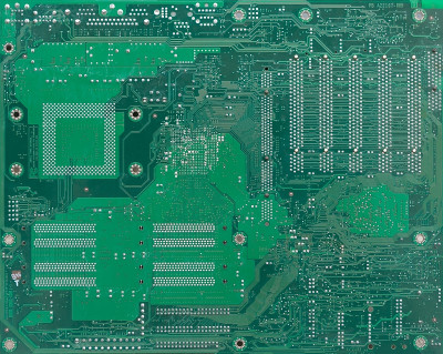 电脑主板芯片的后视图