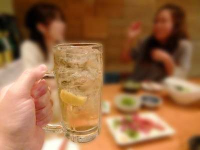 饮酒聚会:与女性朋友边喝酒边聊天