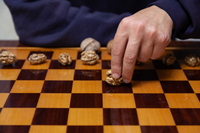 手把去皮的核桃放在棋盘格上
