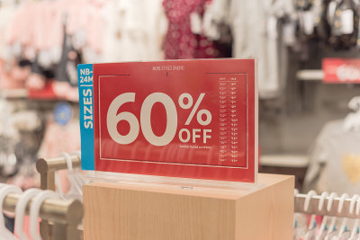 服装店近距离打六折的标志