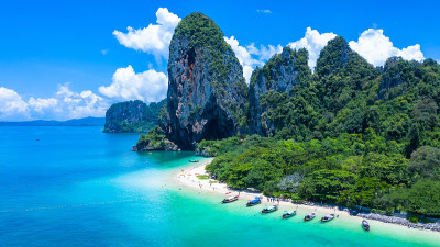 鸟瞰图湄南河洞海滩与传统的长尾船在湄南河海滩，Railay湾，甲米，泰国。