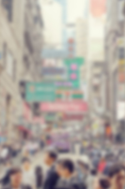 模糊拥挤的街道上