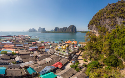 美丽的风景清真寺的大海和天空在Punyi岛的夏天，Ko Panyi或Koh Panyee，穆斯林渔村