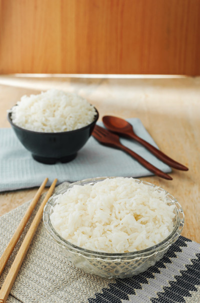 用木筷子夹白米饭