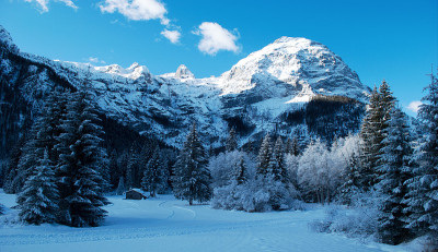太阳落在雪山后面