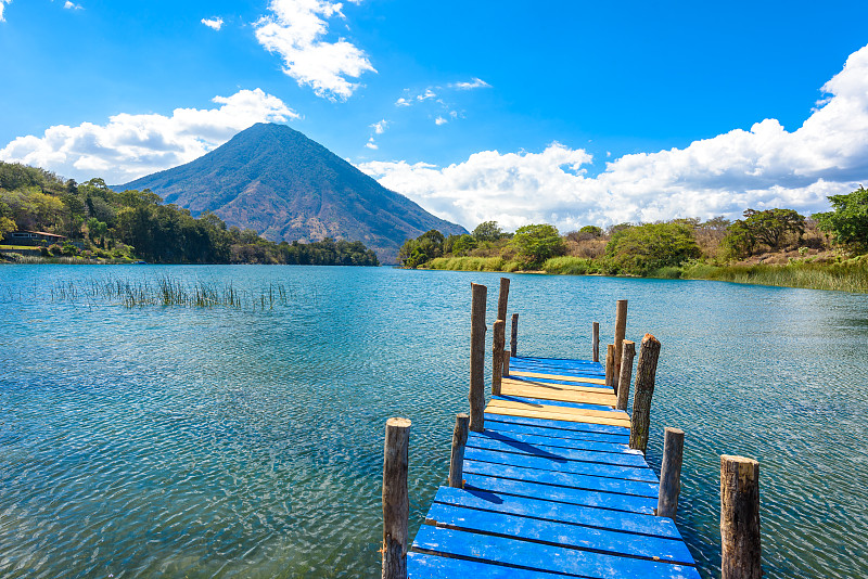 美丽的阿提特兰湖海湾与火山圣佩德罗在危地马拉高地，中美洲