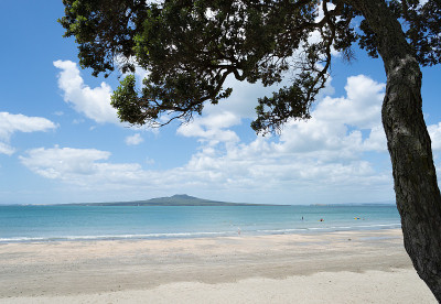 夏天在塔卡普纳海滩，看到兰伊托岛和人们在海滩上玩耍，北岸，奥克兰