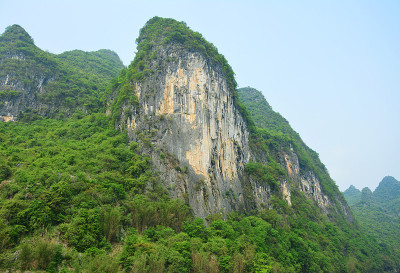 绿色的山显示它的岩石在桂林