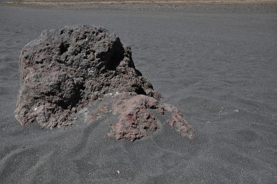 哥斯达黎加的伊拉祖火山。有防护屏障的云层中的火山口。熔岩和浮石的碎片。