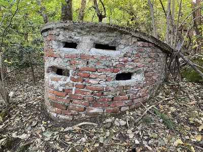 重建的第二次世界大战小型地堡，意大利北部