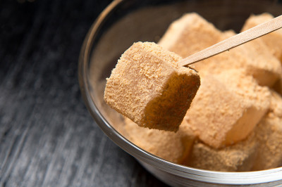 Warabimochi。日本bracken-starch饺子。
