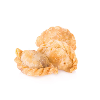 咖喱酥皮孤立在白色