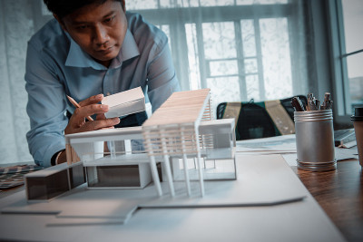 亚洲建筑师兼设计师在思考建筑概念和未来的建筑项目的同时，也扮演着现代盒子屋模型的角色。专注于他的手握
