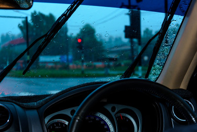 开车下雨，等待交通信号