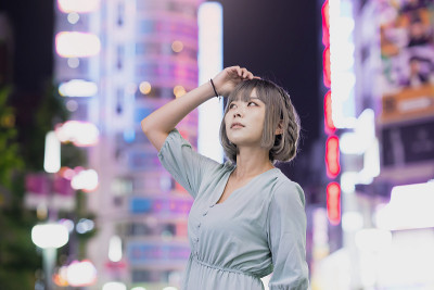 一名年轻女子晚上在东京摆造型