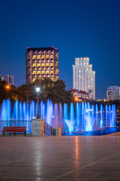 Сolored夏日夜晚，叶卡捷琳堡市中心的霓虹灯喷泉和现代建筑
