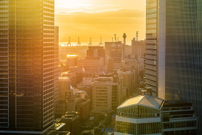 日本横滨黎明时分的天空。