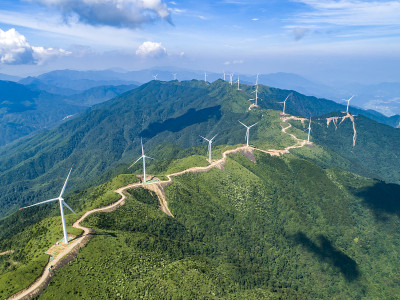 高山风力发电设备的航拍