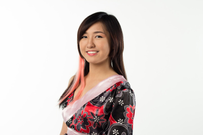 穿着和服摆姿势的年轻女孩
